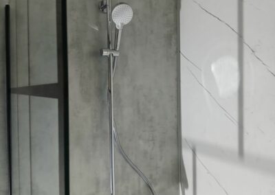 Douche moderne avec carrelage effet marbre