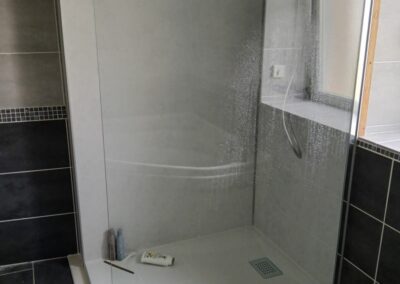 Installation de paroi de douche en verre