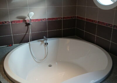 Installation d’une baignoire d’angle dans une salle de bain