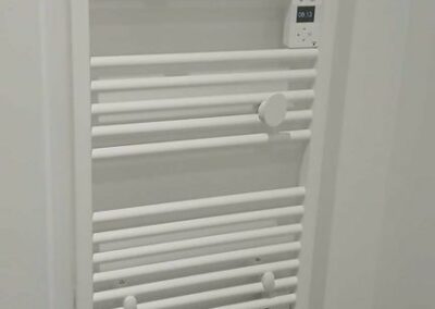 Installation d’un sèche-serviette dans une salle de bain